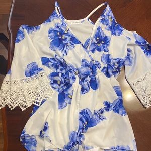 Romper. Open shoulder. Sleeve detail